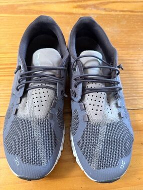 On Cloud 5 women’s sneakers, size 7.5